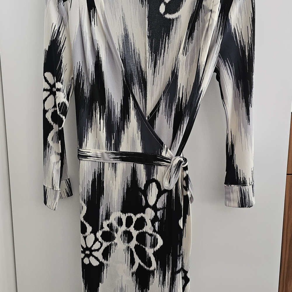 Old Navy Black and White Sheath Dress Long Sleeve V-Neck